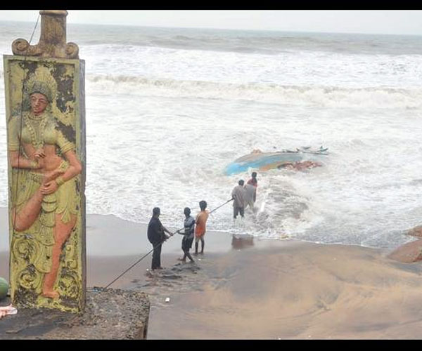 vizag city news | hudhud cyclone tragedy | Photo of 0 | ధ్వంసమైన విగ్రహాలు