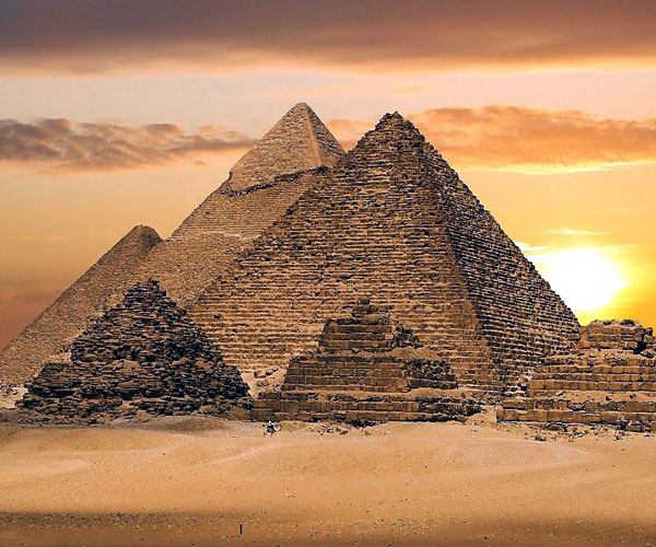 పిరమిడ్స్ (Pyramids of Giza)