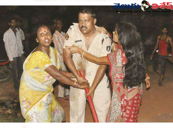 Police-attacked-by-mob-in-B