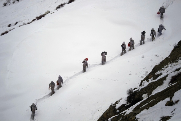  Pakistani soldiers buried under avalanche 