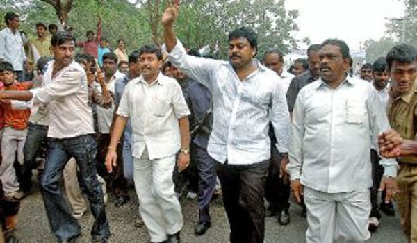 chiranjeevi visit on dasari suresh family 