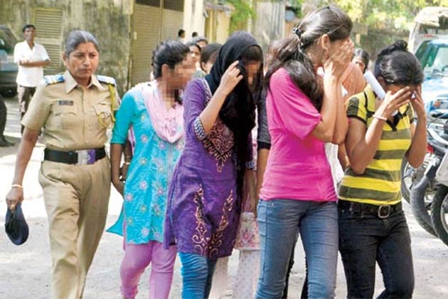 Mumbai cop Dhoble finds 37 bar girls at airport