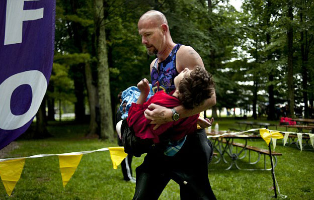 Rick van Beek runs triathlon carrying cerebral palsy daughter