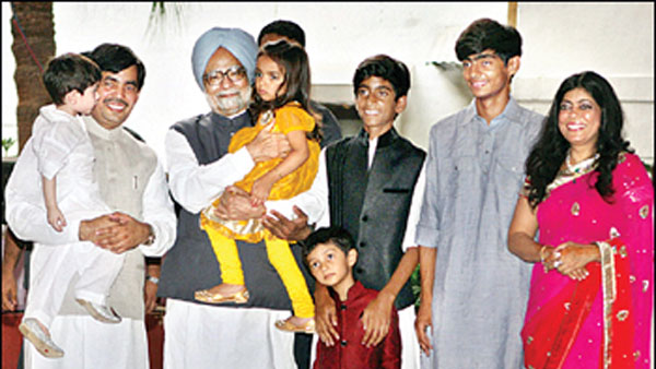 Manmohan Singh attends Shahnawaz Hussain's Eid party