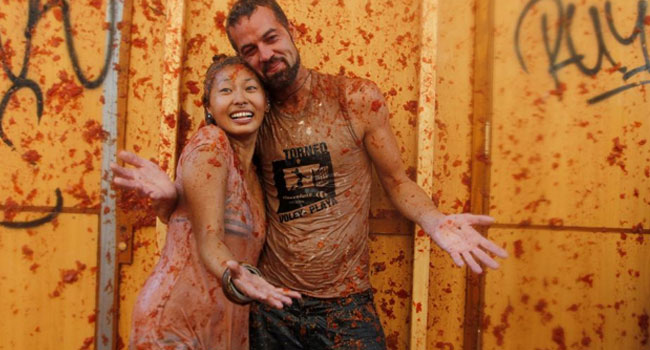 Tomato battle in Spain draws the young