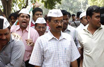 kejriwal protests outside delhi cm's house over demolition