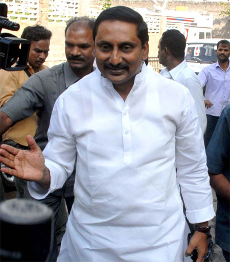 telangana activists attack cm convey in warangal