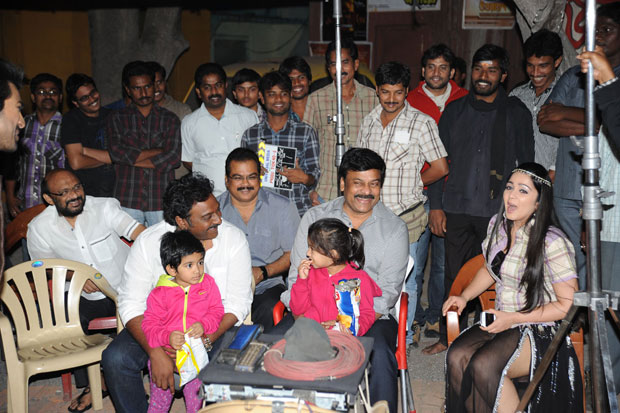 Chiranjeevi-at-Nayak-Movie-Sets-2