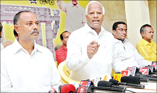 kadiyam srihari fire on kcr 