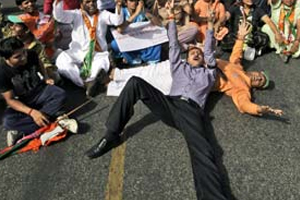 pm manmohan singh convoy attacked on bjp leaders