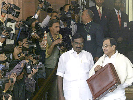 chidambaram-with-budget_papers