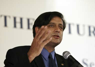 Shashi Tharoor favours making public identity of Delhi gangrape victim 