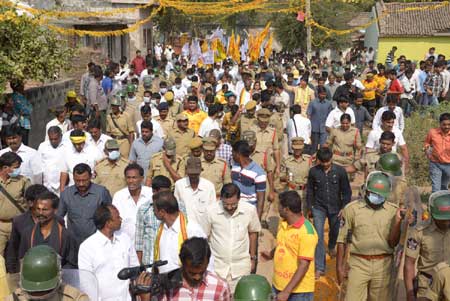 t-activists  attacked  stones, eggs on chandrababu padayatra 