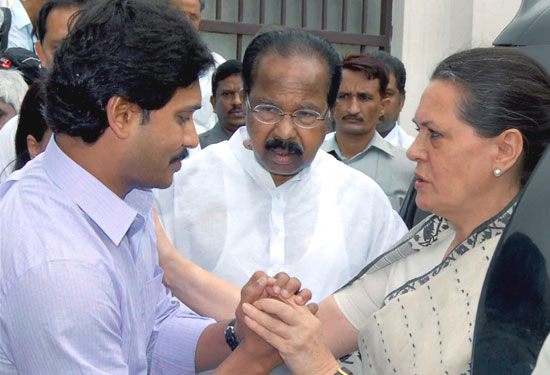 ys_jagan_with_sonia_gandhi