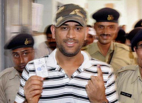 MS Dhoni casts his vote in Hatia assembly bypoll