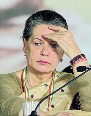 Vayalar Ravi submits report to Sonia Gandhi on AP Politics 