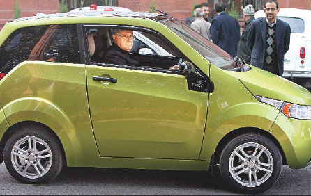 Farooq's new green car excites Pranab