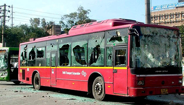 delhi-bus-damaged-by-protestors