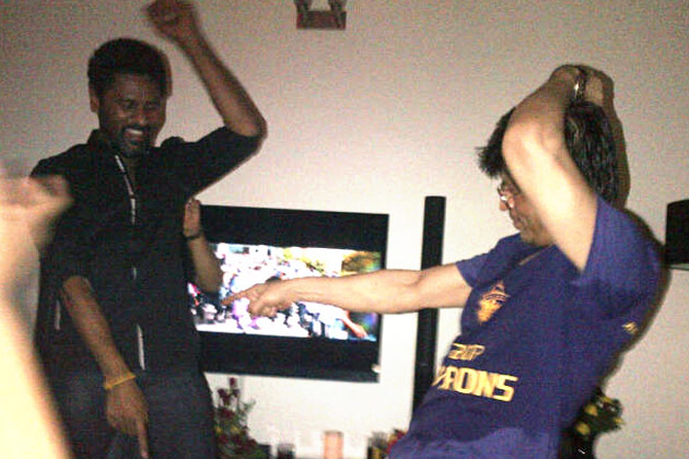 Shah Rukh celebrates KKR win with Akshay, Prabhu Deva