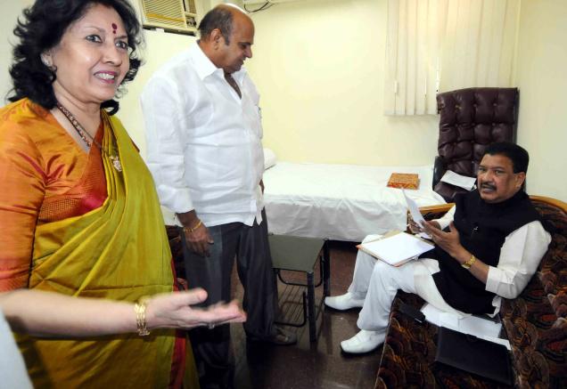 KB Krishnamurthy meets CM Kiran at camp office