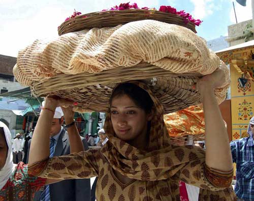 lakshmi rai visit temples