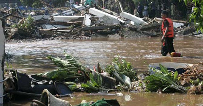 Heavy rains trigger flash flood in Indonesia