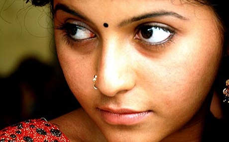 Heroine Anjali Forced For Lip-Kiss?