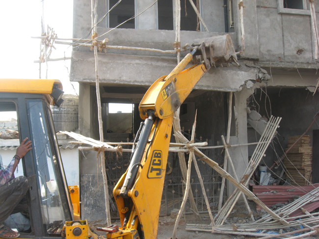 GHMC bulldozes  unauthorised buildings