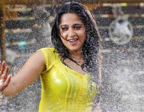 anushka unhappy in  thandavam movie