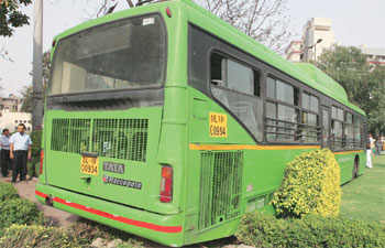 Major accident got averted after DTC bus breaks fail in Delhi ..
