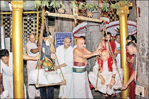 Shinde offers worship at Tirumala and Kalahasthi shrines 