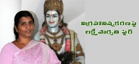 Telugu desam lakshmi parvathi make controversy over ntr statue