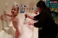 Babys bubble butt dance in the bath