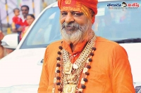 Golden baba who wears 15 kg gold at ardh kumbh