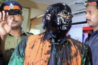 Ink attack by sena activists on kulkarni