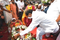 Cm kcr attends the lastrites of nomula narsimhaiah consoles his family members