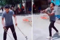Man spins glasses of water without spilling them impresses netizens