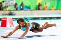 Shaunae miller dives across line to win 400m gold