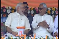 Narendra modi shares stage with nitish kumar