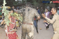Police attacked by mob in bhubaneshwar odisha