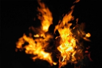 Woman sets daughter ablaze spat over inter caste marriage both die