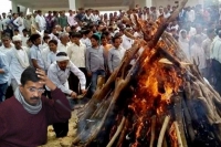 Delhi cm arvind kejriwal apologise to farmers family on famer suicide at aap rally