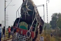 Akbar does filmy stunt runs driverless for 2kms and derails