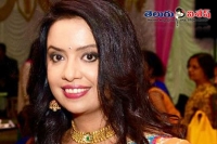 Maharashtra cm wife in glamour field