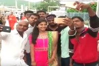 Young actress anjali hesitates for selfie with fans at tirumala