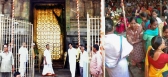 Tirumala devotees fight with ttd officials for tickets