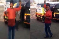 Viral video auto driver s dance on wajle ki bara lavni marathi song goes viral