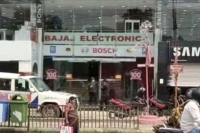 350 smart phones worth 70l stolen from bajaj electronics showroom