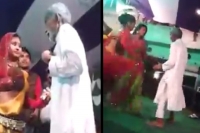 Jdu mla shyambihari singh dancing with dancer