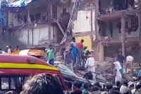 10 dead at least 20 feared trapped as mumbai building collapses
